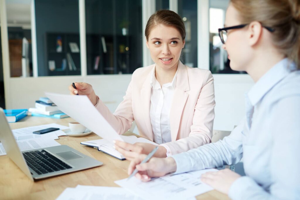 Czym jest outsourcing kadrowo-płacowy? Zalety, wady, charakterystyka Co to jest outsourcing kadrowy i jak działa?